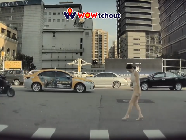 ▲▼女行人被迫走馬路上。（圖／翻攝YouTube／WoWtchout - 地圖型行車影像分享平台）