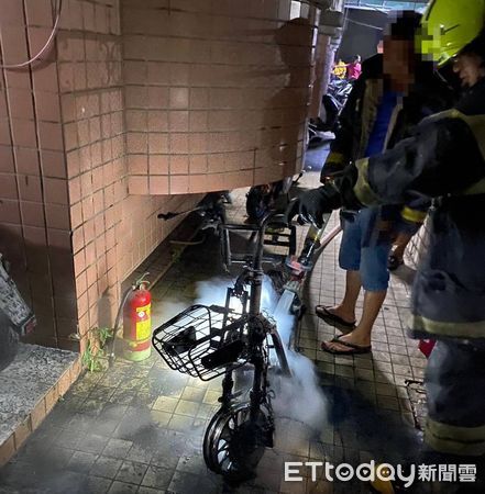 ▲台南市鹽水區水秀里土庫1處集合住宅，16日晚上發生火警，1樓處有電動車疑充電中爆炸起火，並延燒另部電動車。（圖／民眾提供，下同）