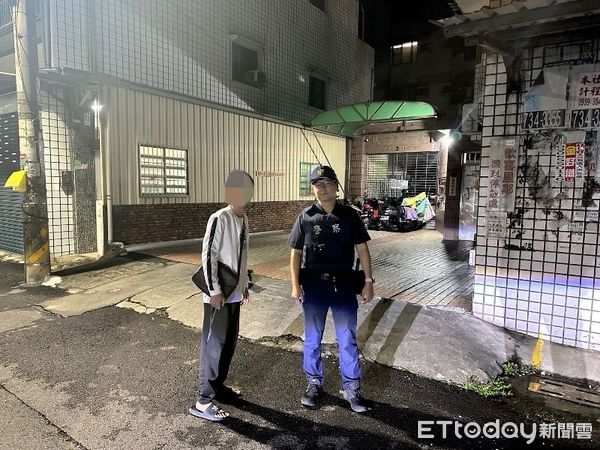 ▲內埔警分局內埔派出所員警送李男返家             。（圖／記者陳崑福翻攝）