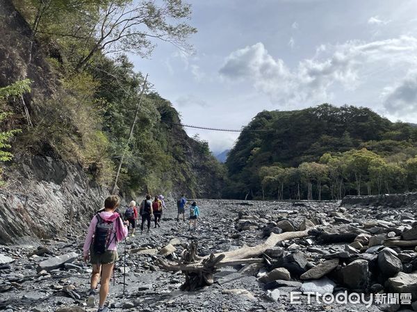 ▲奧萬大30周年，自然教育中心推出限定活動「〝原〞～來是這樣」，圖為前往北溪古獵場情形。（圖／林業保育署南投分署提供，下同）