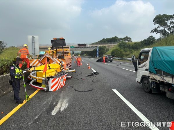 ▲▼國3休旅車使用輔助駕駛系統，疑似未注意前方車況，追撞緩撞車肇事             。（圖／記者鄧木卿翻攝）