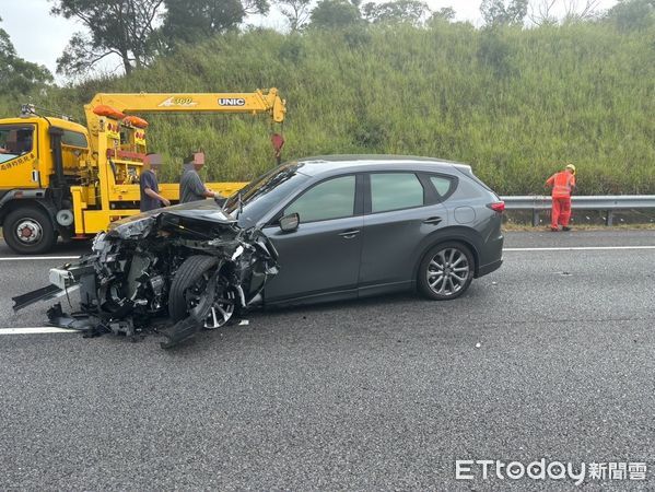 ▲▼國3休旅車使用輔助駕駛系統，疑似未注意前方車況，追撞緩撞車肇事             。（圖／記者鄧木卿翻攝）