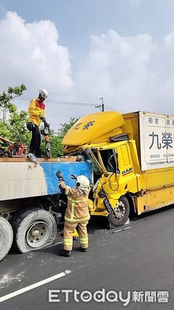 ▲▼台南貨櫃車追撞，車頭凹陷駕駛受困。（圖／民眾提供）