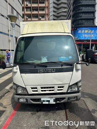 ▲▼快訊／高雄大樓29層陽台玻璃突然爆裂　從天而降毀3輛車。（圖／記者賴文萱翻攝）