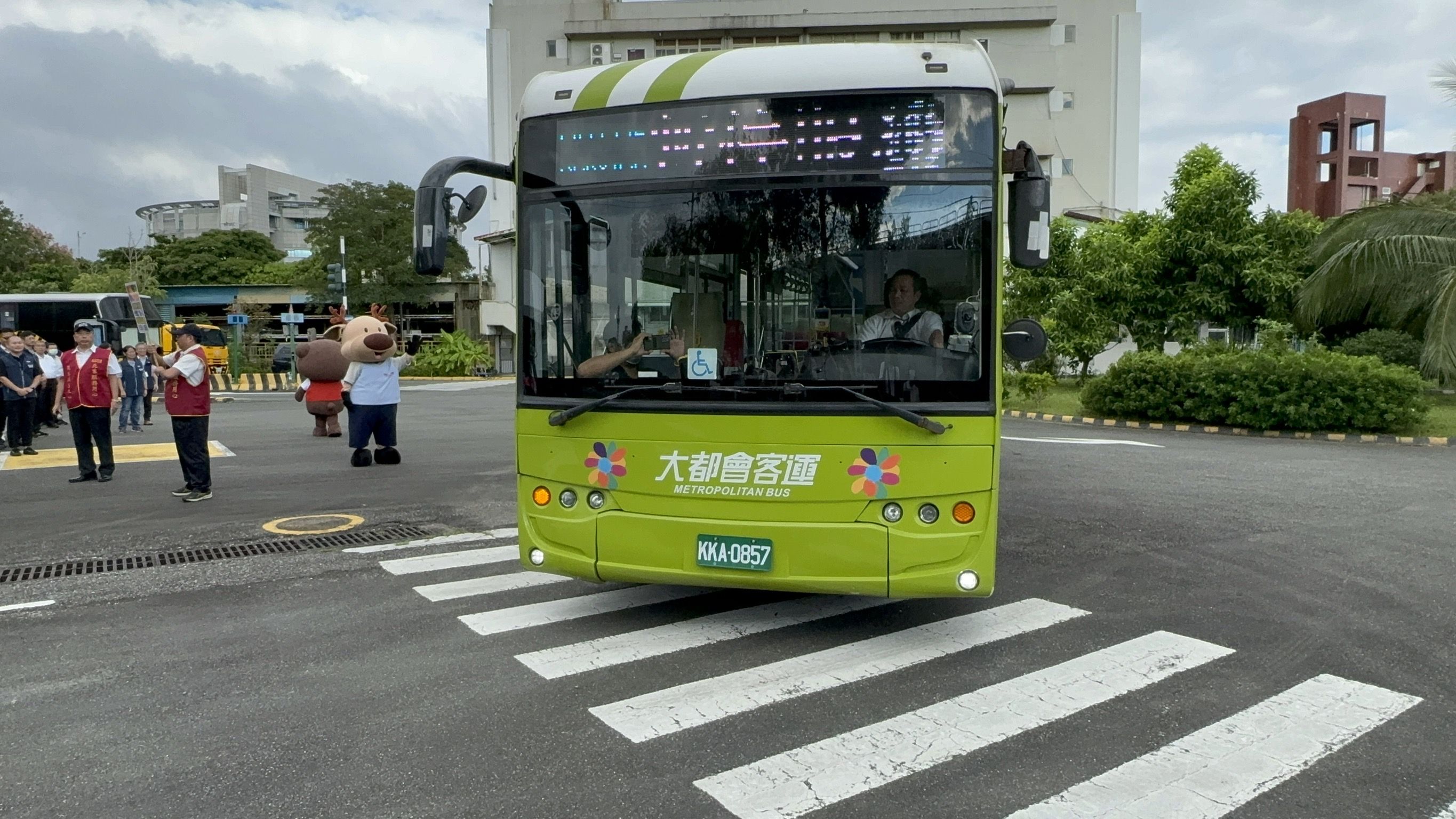 ▲▼公車行經路口需停車停讓行人並落實指差確認。（圖／記者李姿慧攝）