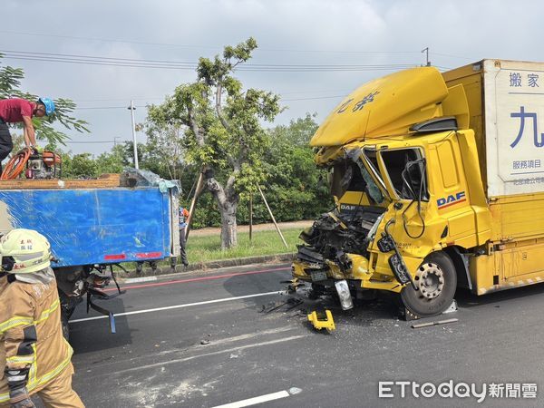 ▲26歲曹男駕駛大貨車，於事故地點不慎追撞曳引車，消防人員搶救出曹男人無生命跡象，由救護車送奇美醫院急救仍傷重不治。（圖／民眾提供，下同）