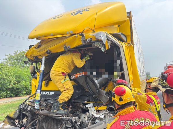 ▲26歲曹男駕駛大貨車，於事故地點不慎追撞曳引車，消防人員搶救出曹男人無生命跡象，由救護車送奇美醫院急救仍傷重不治。（圖／民眾提供，下同）