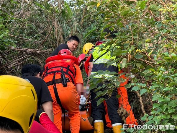 ▲▼龍洞灣釣客失足受傷，海巡及消防共同救援             。（圖／記者郭世賢翻攝）