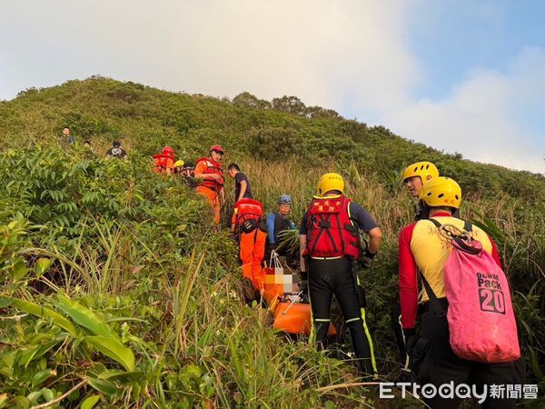 ▲▼龍洞灣釣客失足受傷，海巡及消防共同救援             。（圖／記者郭世賢翻攝）