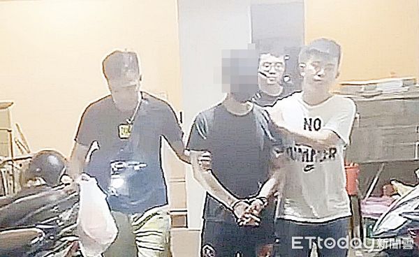 ▲中壢警方與吳姓男子僵持3小時後順利拘捕到案，移送桃檢偵辦。（資料照／記者沈繼昌翻攝）