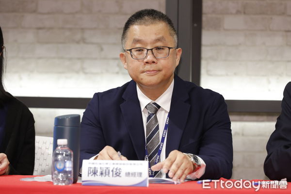 ▲▼中石化與其全資子公司鼎越開發今日(10/17)下午於鼎越開發會議室召開記者會。由兩家公司高層-中石化陳瑞隆董事長、陳穎俊總經理，鼎越開發陳文可總經理、蔡志章財務副總親自出席，針對京華城容積率所引發的議題進行說明。（圖／記者湯興漢攝）