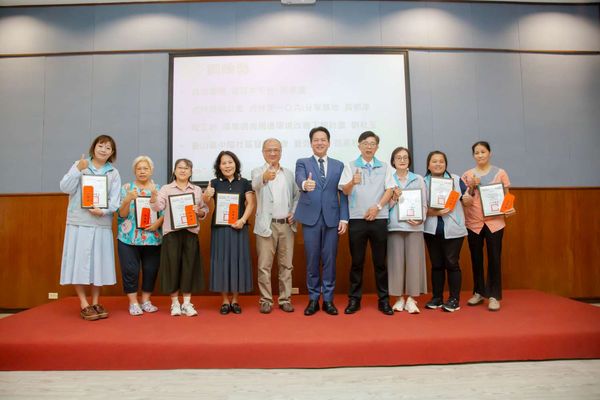 ▲112年度社區規劃師成果展，代理市長邱臣遠親自頒獎，與得獎社區合影。（圖／新竹市政府提供）