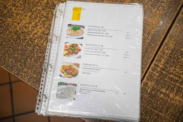 ▲▼中區「30年海南雞飯」燉雞湯喝到飽 肉感軟嫩噴汁神級辣醬爽翻天。（圖／部落客美熊提供）