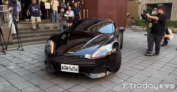 ▲▼大S法拍汪小菲的ASTON MARTIN跑車，未達底價流標了。（圖／記者邱中岳攝）