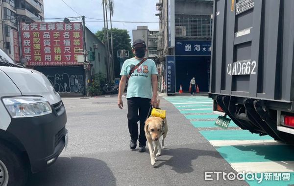 ▲導盲犬日常的溫暖與辛酸　搭公車遇困難後有好心司機協助上下車。（圖／惠光導盲犬學校提供，請勿隨意翻拍，以免侵權。）