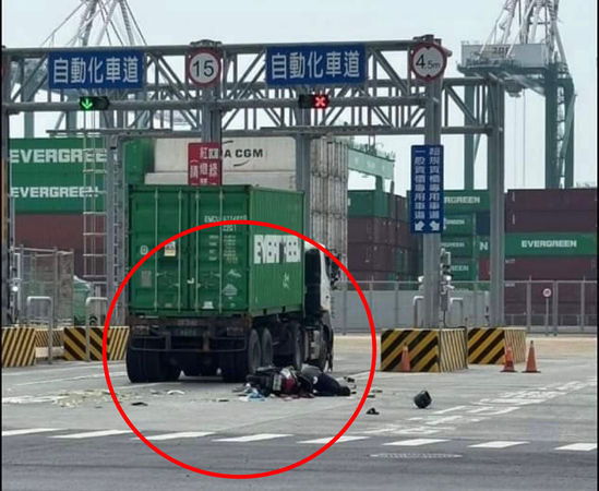 ▲▼高雄港碼頭驚傳死亡車禍。（圖／記者吳奕靖翻攝）