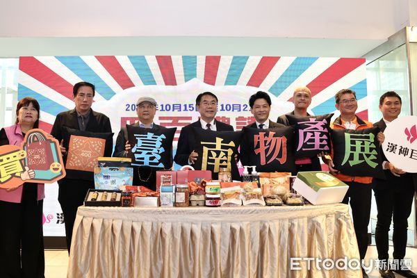 ▲「四百禮讚台南物產展」於高雄漢神巨蛋購物廣場8樓熱烈開展，台南市長黃偉哲前往擔任代言人，邀高雄民眾前往購買台南特色伴手禮。（圖／記者林東良翻攝，下同）