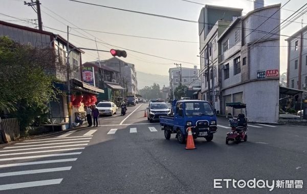 ▲▼        嘉義電動代步車遭小貨車猛撞     。（圖／記者翁伊森翻攝）