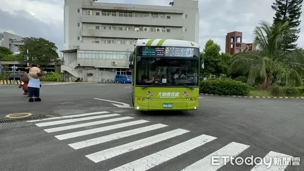 ▲▼公車行經路口需停車停讓行人並落實指差確認。（圖／記者李姿慧攝）