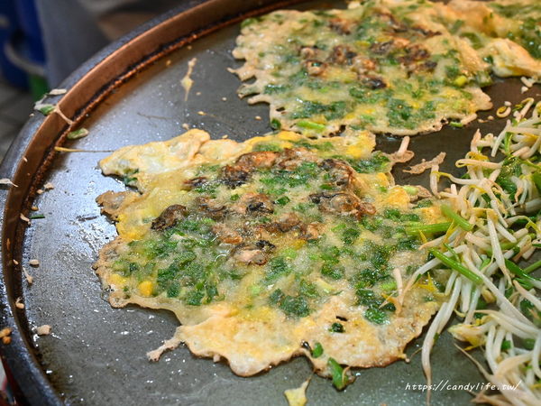 ▲▼有花生香氣的蚵仔煎用料實在 蚵仔肥美大顆鮮味十足。（圖／記者蘇相云攝）