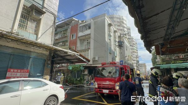 ▲台北市士林區火警，老翁逃頂樓避難。（圖／記者黃彥傑攝，下同）