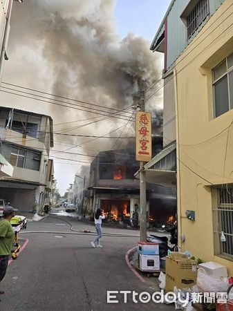 ▲▼嘉義民雄一棟透天厝發生火警，屋內堆積大量金紙，火勢延燒附近3戶             。（圖／記者翁伊森翻攝）