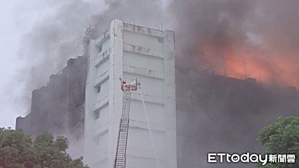 ▲桃園市平鎮工業區敬鵬工廠大火案，桃園市消防以雲梯車灌救。（資料照／記者姜國輝攝）