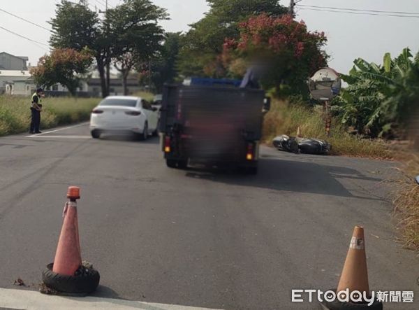 ▲女騎士從產業道路騎出縣道，疑未於路口停止確認來車後直接穿越，遭貨車撞上後送醫不治身亡。（圖／記者蔡佩旻翻攝）