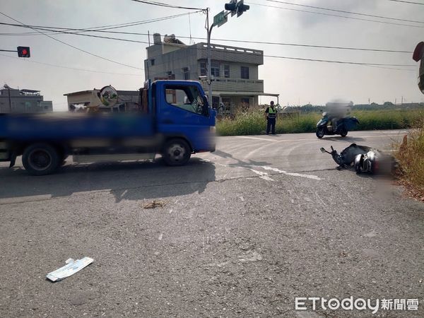 ▲女騎士從產業道路騎出縣道，疑未於路口停止確認來車後直接穿越，遭貨車撞上後送醫不治身亡。（圖／記者蔡佩旻翻攝）