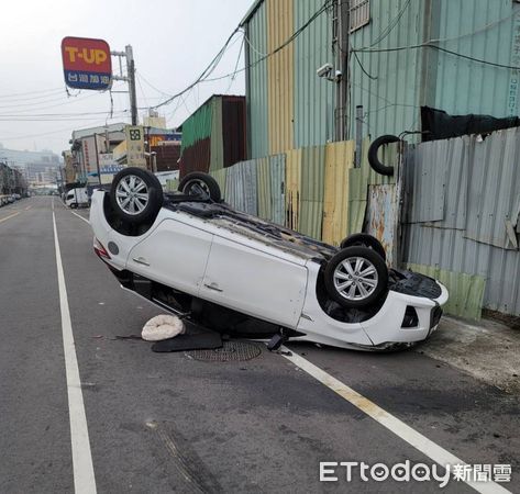 ▲▼男子工廠大夜班下班後開車回家，結果打瞌睡自撞路旁圍牆翻覆。（圖／民眾提供，下同）