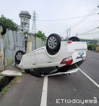 ▲▼男子工廠大夜班下班後開車回家，結果打瞌睡自撞路旁圍牆翻覆。（圖／民眾提供，下同）