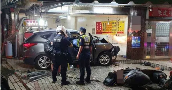 15歲曾姓少年無照偷開祖父車行經台北市內湖區東湖市場，撞進一間小吃攤釀2死3傷，遭警方以涉嫌過失致死罪偵辦。（圖／翻攝畫面）