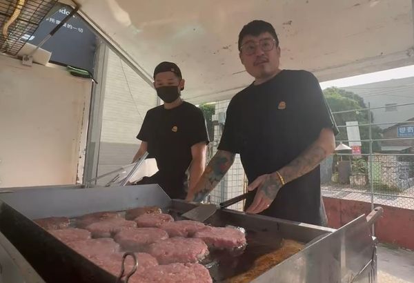 ▲環島義賣餐車，車門未鎖辛苦錢全遭竊。（圖／記者唐詠絮翻攝）