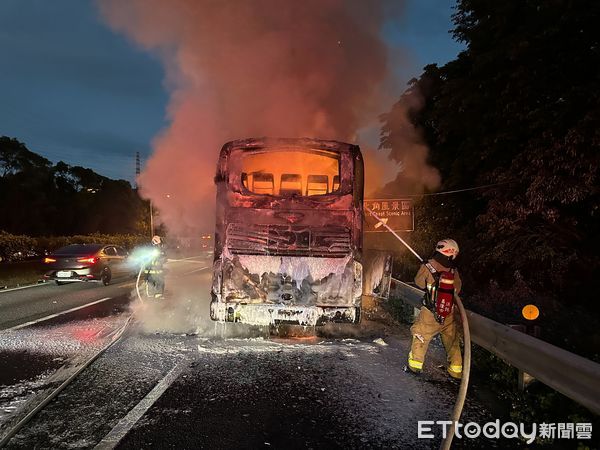 ▲▼ 國道1號北上2.8公里處八堵路段火燒車。（圖／記者郭世賢翻攝）