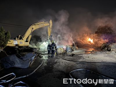 屏東晚間火警！戶外廢棄物燃燒「竄出火煙」