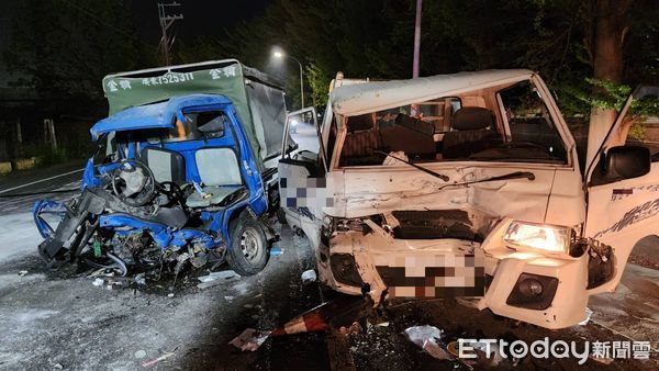 ▲屏東縣新園鄉義仁路自小貨車車禍             。（圖／記者陳崑福翻攝）