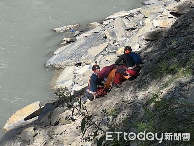 42歲女山友南投無雙吊橋墜谷2百米亡　直升機吊掛下山