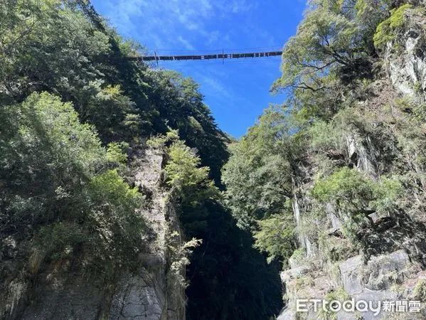 ▲▼嘉義謝女登山墜無雙吊橋身亡，今遺體被直升機送還家屬。（圖／記者高堂堯翻攝）