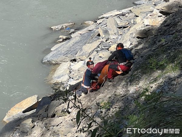 ▲▼嘉義謝女登山墜無雙吊橋身亡，今遺體被直升機送還家屬。（圖／記者高堂堯翻攝）