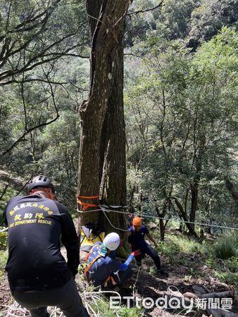 ▲▼嘉義謝女登山墜無雙吊橋身亡，今遺體被直升機送還家屬。（圖／記者高堂堯翻攝）