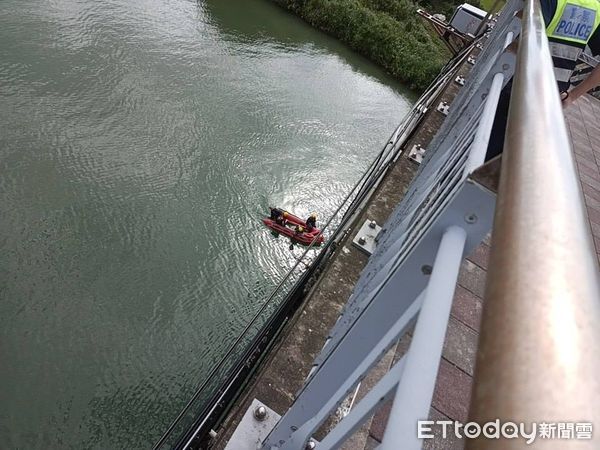 ▲▼警消將福和橋落水男子救起，並送往醫院急救。（圖／記者陸運陞翻攝）