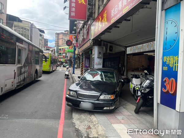 ▲▼  黑色轎車撞進騎樓撞毀5輛機車           。（圖／記者戴上容翻攝）