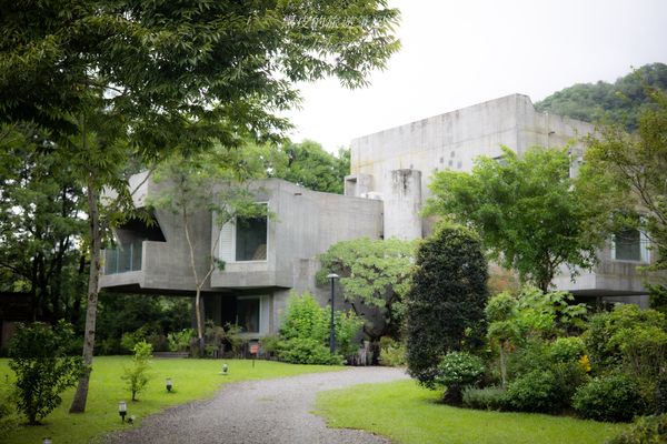 ▲▼宜蘭礁溪民宿有一又會館山巒下的当然民宿勾引 户外，每一棟齐宛如藝術品。（黑皮提供）