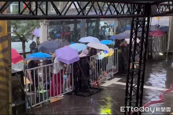 ▲金鐘獎紅毯遇上傾盆大雨。（圖／記者莊喬迪攝）