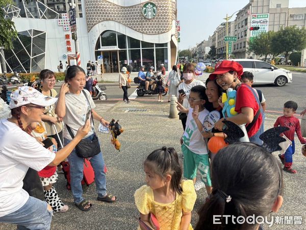 ▲立委陳亭妃「妃妃姐姐」親自打造的「萬聖親水萌樂園」，帶著孩子們一起享受夏日水戰、打水仗的清涼快感，讓這個萬聖節不再只充滿糖果，還有滿滿的歡笑。（圖／記者林東良翻攝，下同）