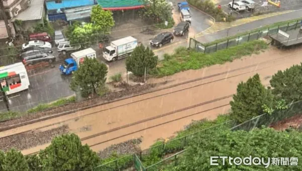 ▲▼台鐵暖暖路段一度水淹軌道。（圖／讀者提供）