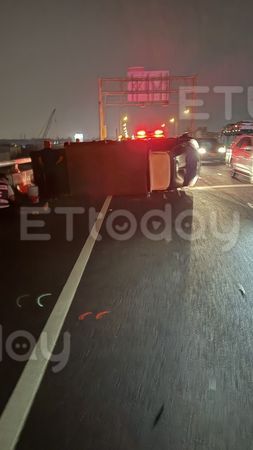 ▲88快速道路發生車禍，貨車翻覆！一人摔落橋下命危             。（圖／記者吳奕靖翻攝）