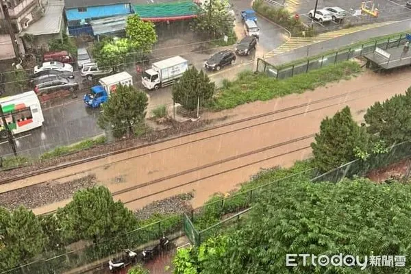 ▲▼基隆受到大雨影響，暖暖車站出現軌面淹水的情況。（圖／民眾提供）