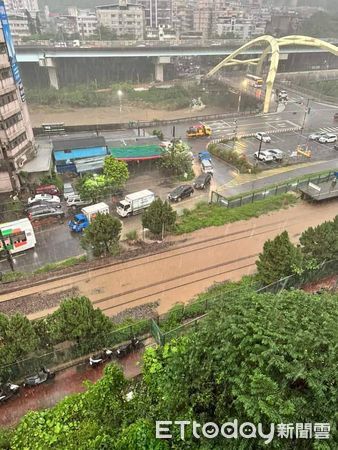 ▲▼基隆受到大雨影響，暖暖車站出現軌面淹水的情況。（圖／民眾提供）