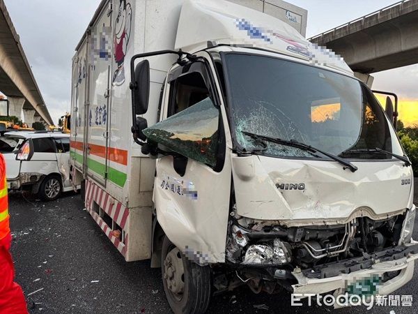 ▲營業大貨車國道1號追撞排隊下平鎮系統出口之3部自小客車。（圖／國道警察局提供）